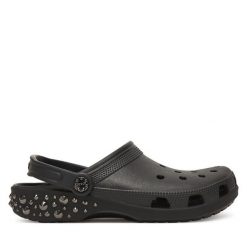 Klapki Crocs. Czarne klapki damskie Crocs, bez wzorów, bez obcasa. Za 269.99 zł.