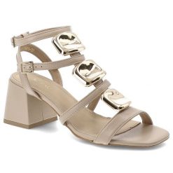 Sandały damskie Karino, cholewka ze skóry naturalnej licowej z przodu duże metalowe ozdoby odkryty przód, beżowe, 5881/001-P. Brązowe klapki damskie Karino, bez wzorów, ze skóry, bez obcasa, na obcasie. Za 609.00 zł.