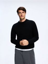 Sweter z dodatkiem wełny Jaka - czarny. Czarne swetry przez głowę męskie Reserved, l, bez wzorów, z dzianiny, bez kołnierzyka. Za 359.99 zł.