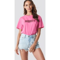 NA-KD T-shirt oversize Security - Pink. T-shirty damskie marki NA-KD. W wyprzedaży za 29.18 zł.