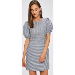 Trendyol - Sukienka. Białe sukienki damskie marki Trendyol, z bawełny, casualowe, z okrągłym kołnierzem, z krótkim rękawem. W wyprzedaży za 59.90 zł.