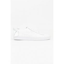 PUMA Basket Bow Wns ZLN 0298 – Damskie trampki ze skóry, białe. Białe trampki i tenisówki damskie Puma, z aplikacjami, ze skóry, bez zapięcia. Za 293.99 zł.