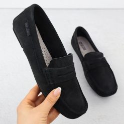 Skórzane mokasyny damskie zamszowe czarne Big Star RR274948. Czarne mokasyny damskie Big Star, bez wzorów, ze skóry, retro, bez obcasa, bez zapięcia. Za 279.99 zł.