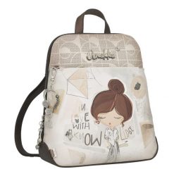 Plecak damski Anekke, z dekoracyjnym nadrukiem i metalowym logo zapinany na zamek z wygodną rączką regulowanymi szelkami oraz ozdobnym brelokiem, beż. Brązowe plecaki damskie Anekke, bez wzorów. Za 389.00 zł.