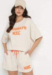 Beżowy Komplet Oversize z Wiskozą T-shirt i Szorty z Nadrukiem Liravella. Brązowe szorty damskie Born2be, bez wzorów, z wiskozy, eleganckie. Za 189.99 zł.