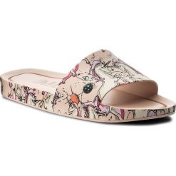Klapki MELISSA - Beach Slide 3DB Rainbo 32389 Pink/Beige 51430. Czerwone klapki damskie Melissa, z materiału. W wyprzedaży za 229.00 zł.