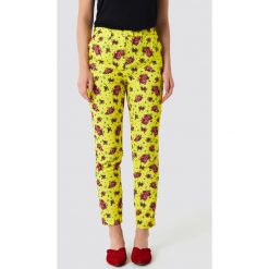 NA-KD Spodnie garniturowe z połyskiem - Multicolor,Yellow. Spodnie materiałowe damskie marki NA-KD. W wyprzedaży za 20.47 zł.