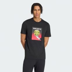 KOSZULKA PIŁKARSKA Z GRAFICZNYM SLOGANEM. Czarne koszulki sportowe męskie Adidas, xl, bez wzorów, z bawełny, bez kołnierzyka, bez ramiączek, do piłki nożnej. Za 149.00 zł.