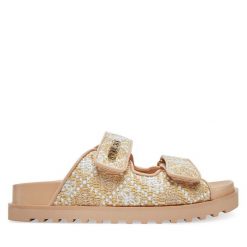 Klapki Guess. Brązowe klapki damskie Guess, z aplikacjami, bez obcasa. Za 319.99 zł.