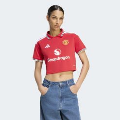 Koszulka podstawowa o skróconej długości Manchester United 26/27. Czerwone koszulki sportowe damskie Adidas, xs, bez wzorów, z dzianiny, bez kołnierzyka, bez ramiączek, do piłki nożnej, climacool (adidas). Za 369.00 zł.