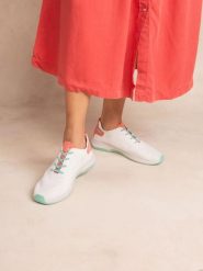 Buty sportowe damskie TBS Jazwave. Czerwone obuwie sportowe damskie TBS, bez wzorów, z materiału. Za 402.50 zł.