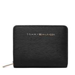 Portfel Tommy Hilfiger. Czarne portfele damskie Tommy Hilfiger, bez wzorów. Za 269.99 zł.