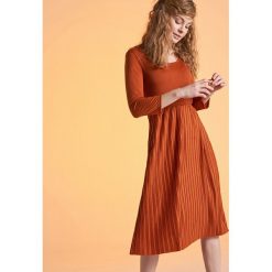 Sukienka midi z plisowanm dołem - Pomarańczowy. Sukienki damskie marki Cropp. W wyprzedaży za 39.99 zł.