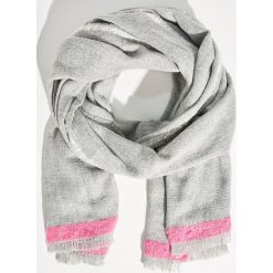 Miękki szalik - Jasny szar. Szare szaliki i chusty damskie Sinsay. Za 29.99 zł.