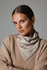 APASZKA THEA BEŻOWA One size - Flawless. Brązowe szaliki i chusty damskie Flawless, bez wzorów, eleganckie. Za 197.00 zł.