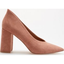 Czółenka na słupku - Różowy. Czółenka damskie marki Reserved. Za 139.99 zł.