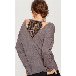 Sweter z koronkową wstawką - Szary. Swetry damskie marki Mohito. W wyprzedaży za 59.99 zł.