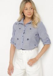 Niebieska Koszula z Wiskozy Zdobiona Haftem i Rozcięciami Ulissina. Niebieskie bluzki damskie Born2be, l, z aplikacjami, z jeansu, eleganckie, bez kołnierzyka, bez ramiączek. Za 54.99 zł.