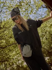 4F Bluza dresowa loose z nadrukiem damska - szara S. Czarne bluzy sportowe damskie 4f, s, bez wzorów, z dresówki, klasyczne, bez kołnierzyka, bez ramiączek, bez kaptura. Za 169.99 zł.