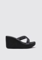 Klapki dla kobiet Ipanema HIGH FASHION SLIDE. Czarne klapki damskie Ipanema, bez wzorów, z gumy, eleganckie, bez obcasa, na koturnie. Za 149.00 zł.