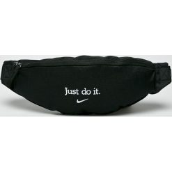 Nike Sportswear - Saszetka. Czarne saszetki męskie Nike Sportswear, z materiału, casualowe. W wyprzedaży za 69.90 zł.