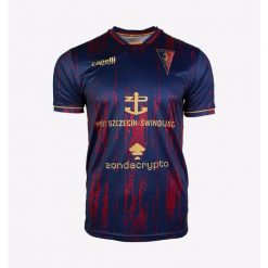 Domowa koszulka piłkarska Pogoń Szczecin 25/26 – Capelli. Czerwone koszulki sportowe męskie CAPELLI SPORT, xl, bez wzorów, z materiału, bez kołnierzyka, bez ramiączek, na fitness i siłownię. W wyprzedaży za 249.99 zł.