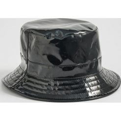 Winylowy kapelusz bucket hat - Czarny. Czarne czapki i kapelusze damskie Sinsay, bez wzorów. Za 24.99 zł.
