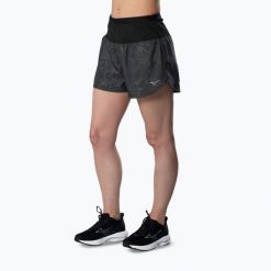 Spodenki do biegania damskie Mizuno Active Graphic Multi Pocket. Czarne szorty sportowe damskie Mizuno, bez wzorów, sportowe, do biegania. Za 279.99 zł.