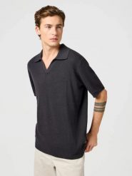 WRANGLER MĘSKA SWETER WRANGLER SS POLO SWEATER FADED BLACK 112364286. Czarne swetry przez głowę męskie Wrangler, l, bez wzorów, bez kołnierzyka. Za 169.99 zł.