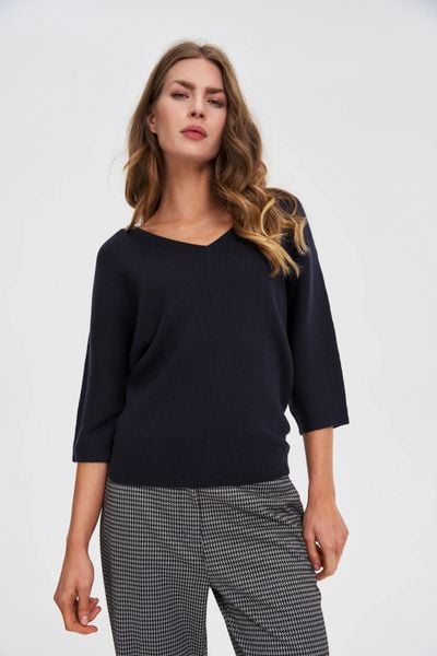 Sweter z rękawami 3/4 granatowy. Niebieskie swetry damskie MOODO, l, bez wzorów, z poliamidu, bez kołnierzyka, bez ramiączek, bez kaptura. W wyprzedaży za 44.99 zł.