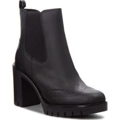 Botki TOMMY HILFIGER - Casual Heeled Chelse FW0FW03058 Black 990. Czarne kozaki damskie Tommy Hilfiger, z materiału, bez obcasa, na obcasie. W wyprzedaży za 399.00 zł.