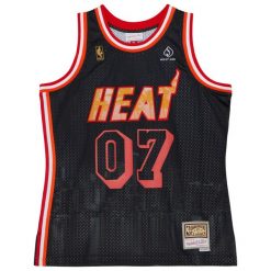 Jersey Miami Heat Nicky Jam Swingman. Czarne koszulki sportowe męskie Mitchell & Ness, bez wzorów, z jersey, bez kołnierzyka, bez ramiączek, do koszykówki. W wyprzedaży za 561.00 zł.