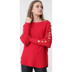 Czerwony Sweter Zariah. Czerwone swetry damskie Born2be, na wiosnę, l, bez wzorów, bez kołnierzyka, bez ramiączek, długie, bez kaptura. Za 89.99 zł.
