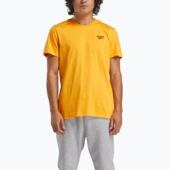 Koszulka Reebok Identity Small Logo Tee. Żółte buty sportowe męskie REEBOK FITNESS, bez wzorów, bez kołnierzyka, bez ramiączek, na fitness i siłownię. Za 69.99 zł.