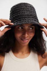 KAPELUSZ BUCKET CZARNY One size - Flawless. Czarne czapki i kapelusze damskie Flawless, w ażurowe wzory, z włókna. Za 210.00 zł.