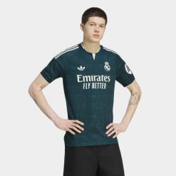 Wyjazdowa koszulka Real Madryt 26/27. Białe koszulki sportowe męskie Adidas, l, bez wzorów, z dzianiny, bez kołnierzyka, bez ramiączek, do piłki nożnej, climacool (adidas). Za 439.00 zł.