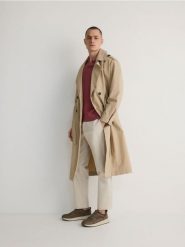Spodnie chino leisure fit - beżowy. Brązowe spodnie materiałowe męskie Reserved, bez wzorów, z bawełny. W wyprzedaży za 49.99 zł.