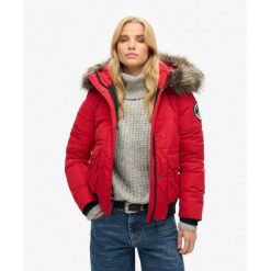 Kurtka Bomber Everest Ella od SUPERDRY. Czerwone kurtki damskie Superdry., bez wzorów, bez kaptura. W wyprzedaży za 464.45 zł.