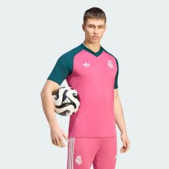 Koszulka przedmeczowa Real Madrid 26/27. Czerwone koszulki sportowe męskie Adidas, l, bez wzorów, z dzianiny, bez kołnierzyka, bez ramiączek, do piłki nożnej, climacool (adidas). Za 299.00 zł.