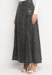 Czarna Bawełniana Spódnica Jeansowa Maxi Rozkloszowana z Łańcuszkiem Zallire. Czarne spódnice damskie Born2be, m, bez wzorów, z bawełny, boho, maxi, rozkloszowane. Za 189.99 zł.