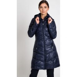 Pikowana granatowa puchowa parka QUIOSQUE. Parki damskie marki QUIOSQUE. W wyprzedaży za 249.99 zł.