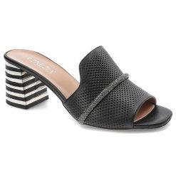 Czarne Klapki Venezia Eleganckie Skórzane Buty. Czarne klapki damskie Venezia, bez wzorów, ze skóry, bez obcasa, na obcasie, bez zapięcia. Za 329.00 zł.
