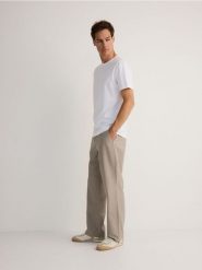 Spodnie straight fit z wiskozą - jasnoszary. Szare spodnie materiałowe męskie Reserved, bez wzorów, z bawełny. W wyprzedaży za 45.99 zł.