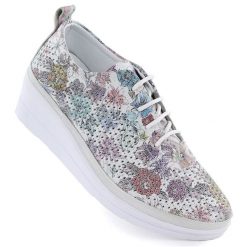 Skórzane półbuty damskie sportowe na koturnie ażurowe T.Sokolski W26-150. Półbuty damskie T.Sokolski, w ażurowe wzory, ze skóry, sportowe, bez obcasa, na koturnie, bez zapięcia. Za 319.99 zł.