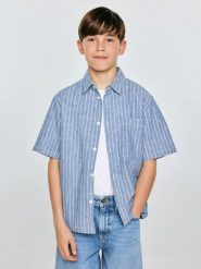 Koszula chłopięca oversize w prążek niebieska Wenling 401. Niebieskie koszule dla chłopców Big Star, bez wzorów, z bawełny, eleganckie, bez kołnierzyka, bez ramiączek. Za 119.99 zł.