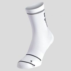 Skarpety Odlo CERAMICOOL REFLECTIVE. Białe skarpety damskie Odlo, bez wzorów. Za 89.83 zł.