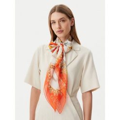Szal Guess. Pomarańczowe szaliki i chusty damskie Guess, z aplikacjami. Za 299.99 zł.