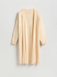 Długi kardigan z wiskozą - kremowy. Białe kardigany damskie Reserved, l, bez wzorów, z dzianiny, długie. Za 159.99 zł.