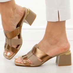 Beżowe skórzane klapki damskie na obcasie M.Daszyński 25134-3. Brązowe klapki damskie M.Daszyński, bez wzorów, ze skóry, casualowe, bez obcasa, na obcasie. Za 199.00 zł.