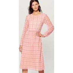 Midi sukienka w kratę - Różowy. Sukienki damskie marki Mohito. Za 149.99 zł.